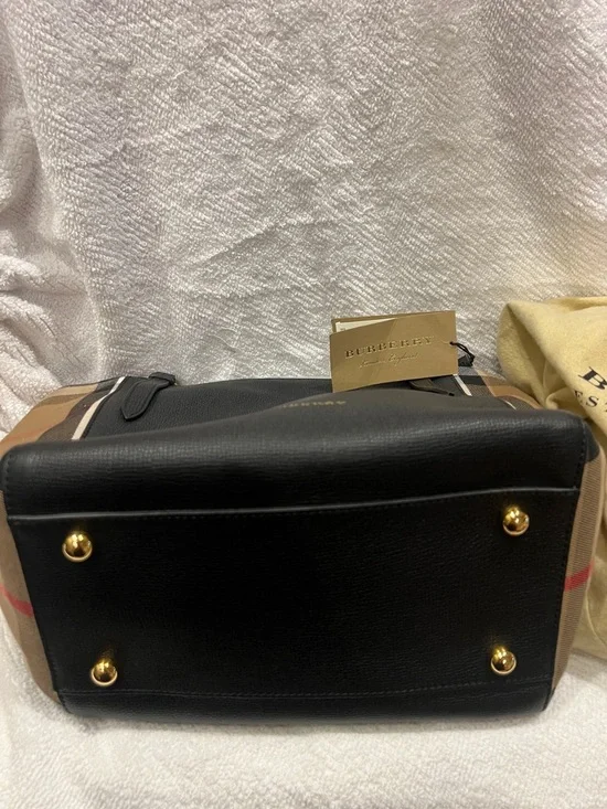 Burberry Black Leather Shoulder Bag with Beige Check Panels - Picture 6 of 15